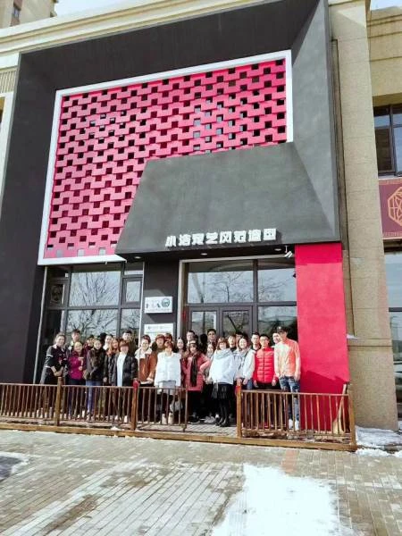 学员与老师在门口合影
