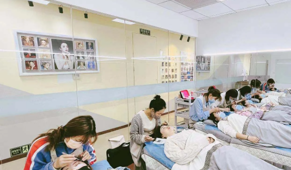 上海伊尚美薇美甲纹绣培训有推荐就业吗？毕业安置与合作单位一文说清