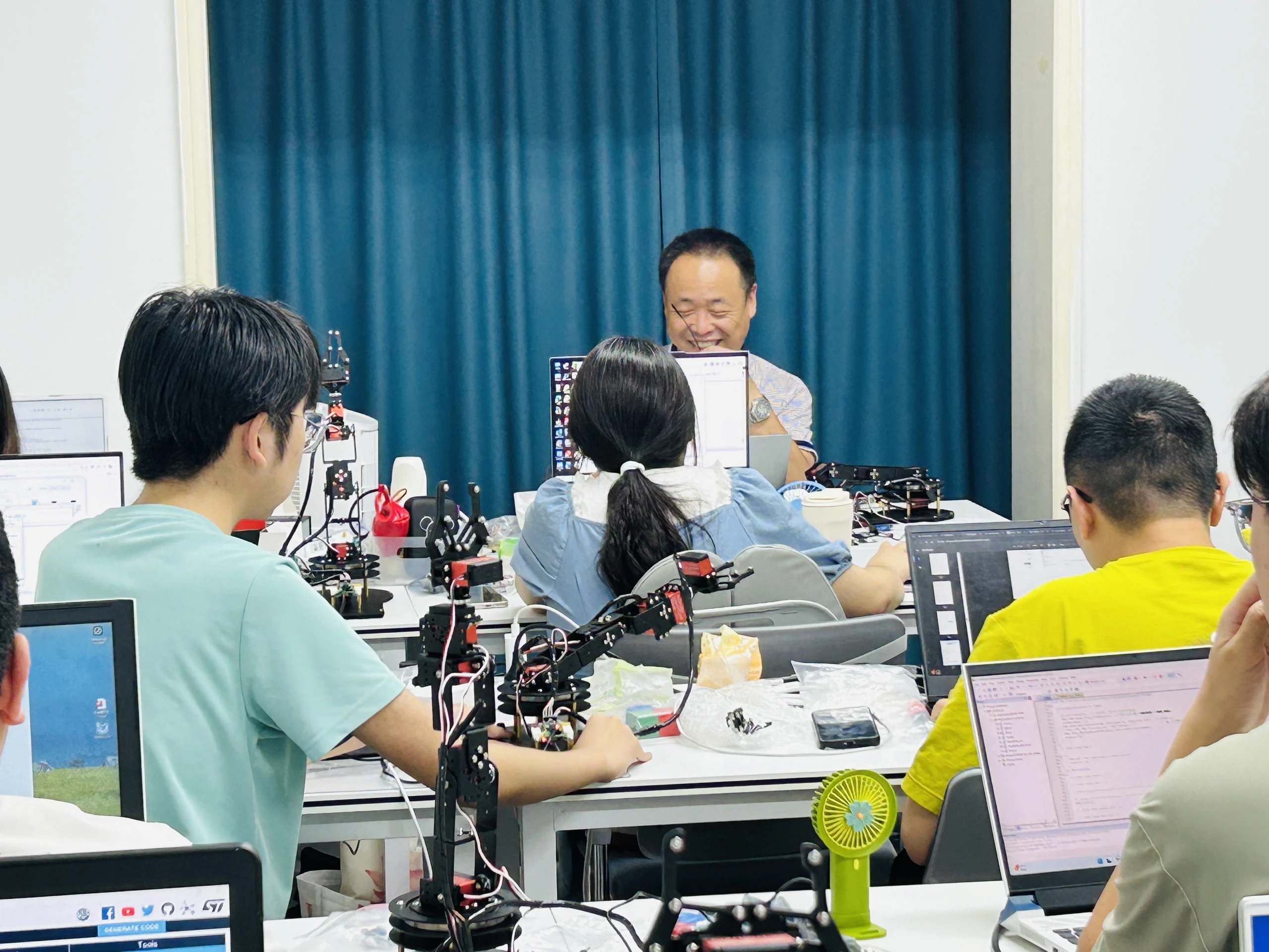 机械臂实操中 一人一机