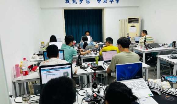 西安嵌程科技嵌入式AI培训上课氛围怎么样？从晨会到项目答辩的实况拆解